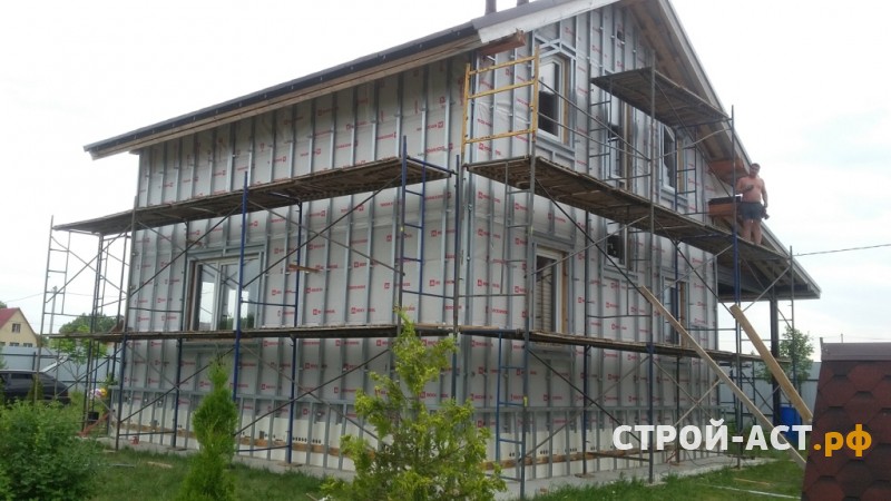 Отделка деревянного дома сайдингом  Деке Люкс цвет Кедр с обрамлением окон Альта Декор цвет Белоснежный